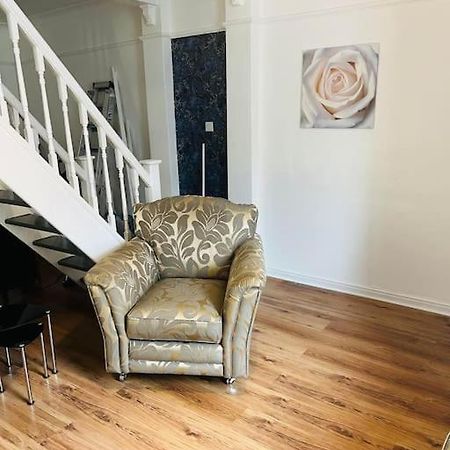The White House - Cheerful 3 Bedroom Home In Wigan - Ince - Sleeps 7 - Parking - Work Space - Great Motorway Links Екстериор снимка
