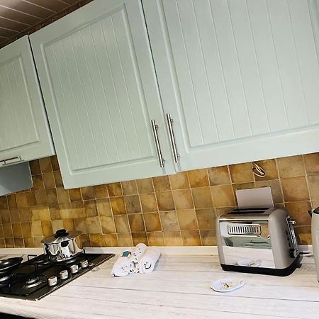 The White House - Cheerful 3 Bedroom Home In Wigan - Ince - Sleeps 7 - Parking - Work Space - Great Motorway Links Екстериор снимка