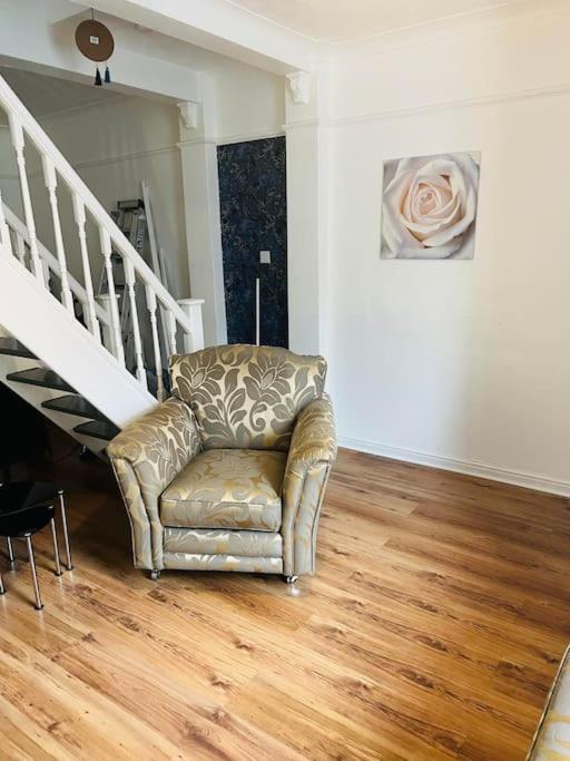 The White House - Cheerful 3 Bedroom Home In Wigan - Ince - Sleeps 7 - Parking - Work Space - Great Motorway Links Екстериор снимка