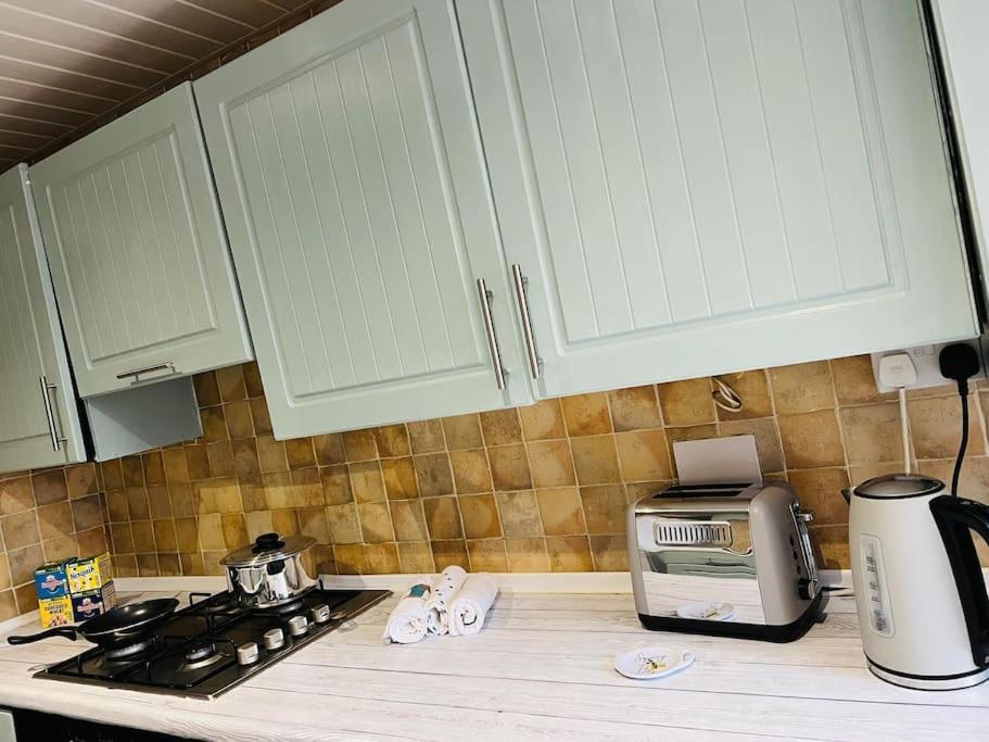 The White House - Cheerful 3 Bedroom Home In Wigan - Ince - Sleeps 7 - Parking - Work Space - Great Motorway Links Екстериор снимка