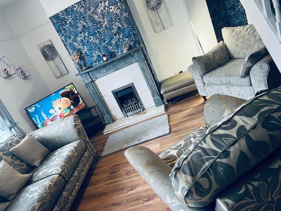 The White House - Cheerful 3 Bedroom Home In Wigan - Ince - Sleeps 7 - Parking - Work Space - Great Motorway Links Екстериор снимка