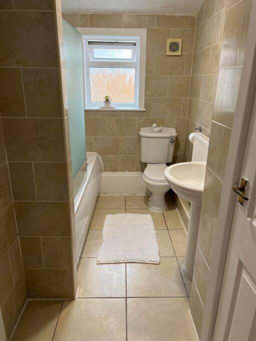 The White House - Cheerful 3 Bedroom Home In Wigan - Ince - Sleeps 7 - Parking - Work Space - Great Motorway Links Екстериор снимка