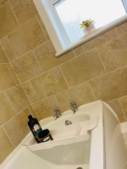 The White House - Cheerful 3 Bedroom Home In Wigan - Ince - Sleeps 7 - Parking - Work Space - Great Motorway Links Екстериор снимка