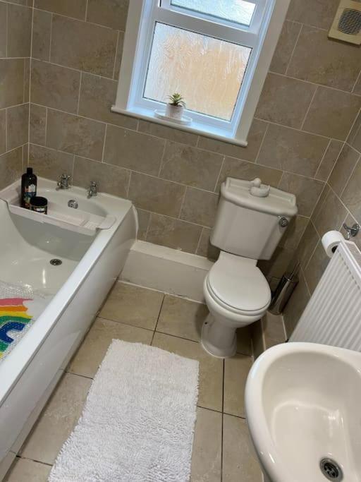 The White House - Cheerful 3 Bedroom Home In Wigan - Ince - Sleeps 7 - Parking - Work Space - Great Motorway Links Екстериор снимка