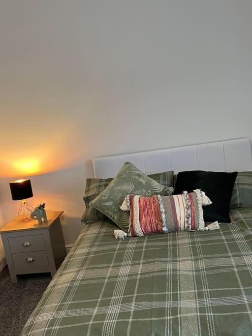 The White House - Cheerful 3 Bedroom Home In Wigan - Ince - Sleeps 7 - Parking - Work Space - Great Motorway Links Екстериор снимка